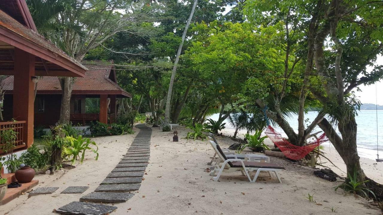 Baan Mai Beachfront Lone Island Phuket Kültér fotó