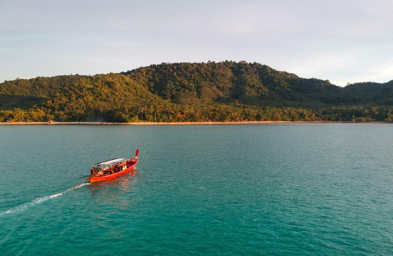 Baan Mai Beachfront Lone Island Phuket Kültér fotó