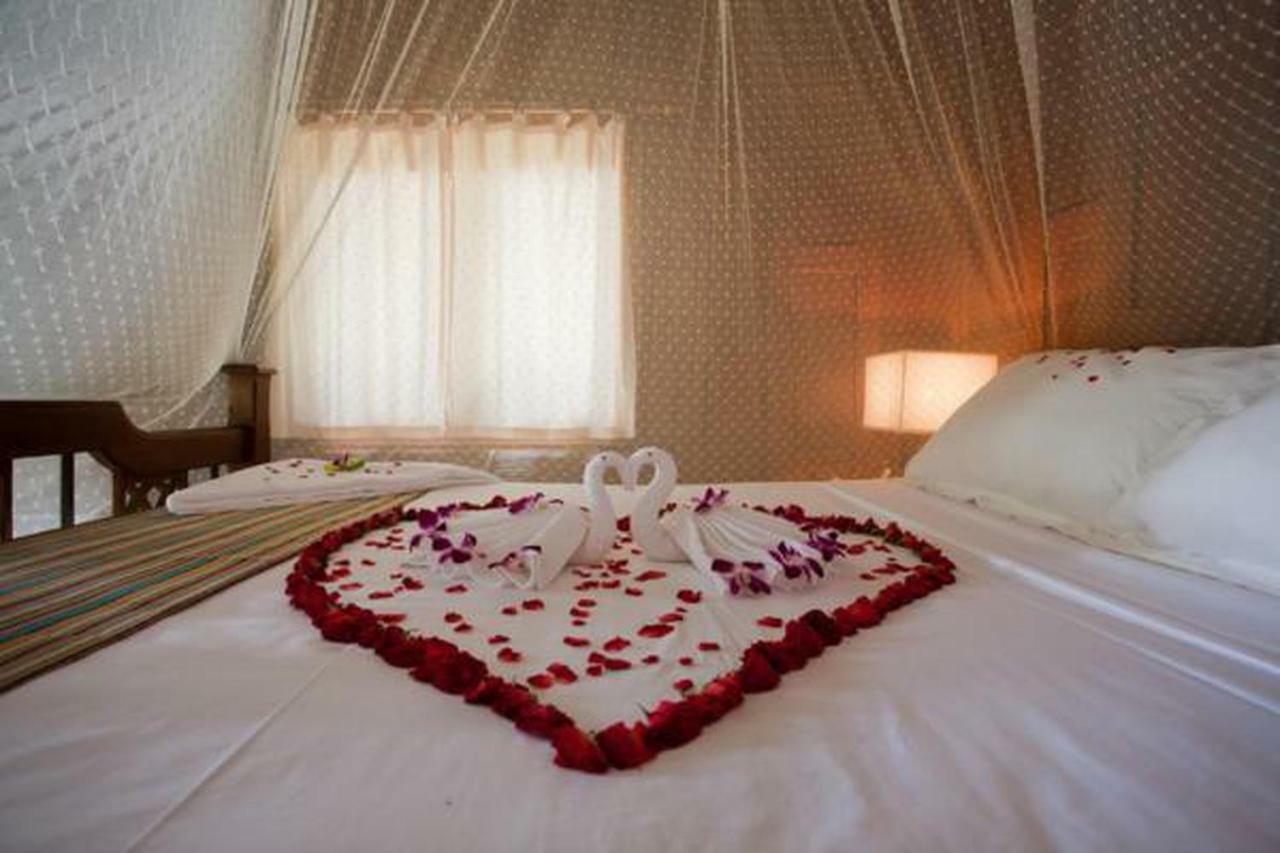 Baan Mai Beachfront Lone Island Phuket Kültér fotó
