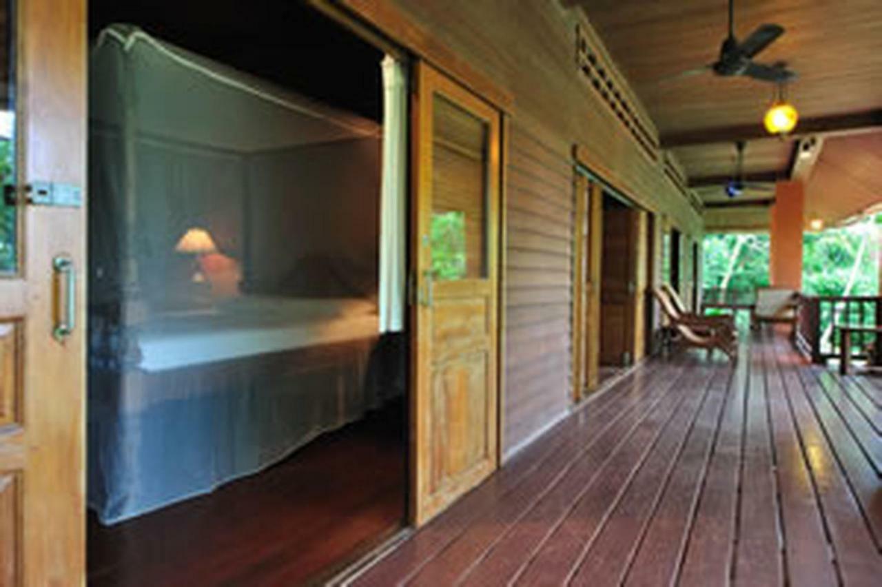 Baan Mai Beachfront Lone Island Phuket Kültér fotó