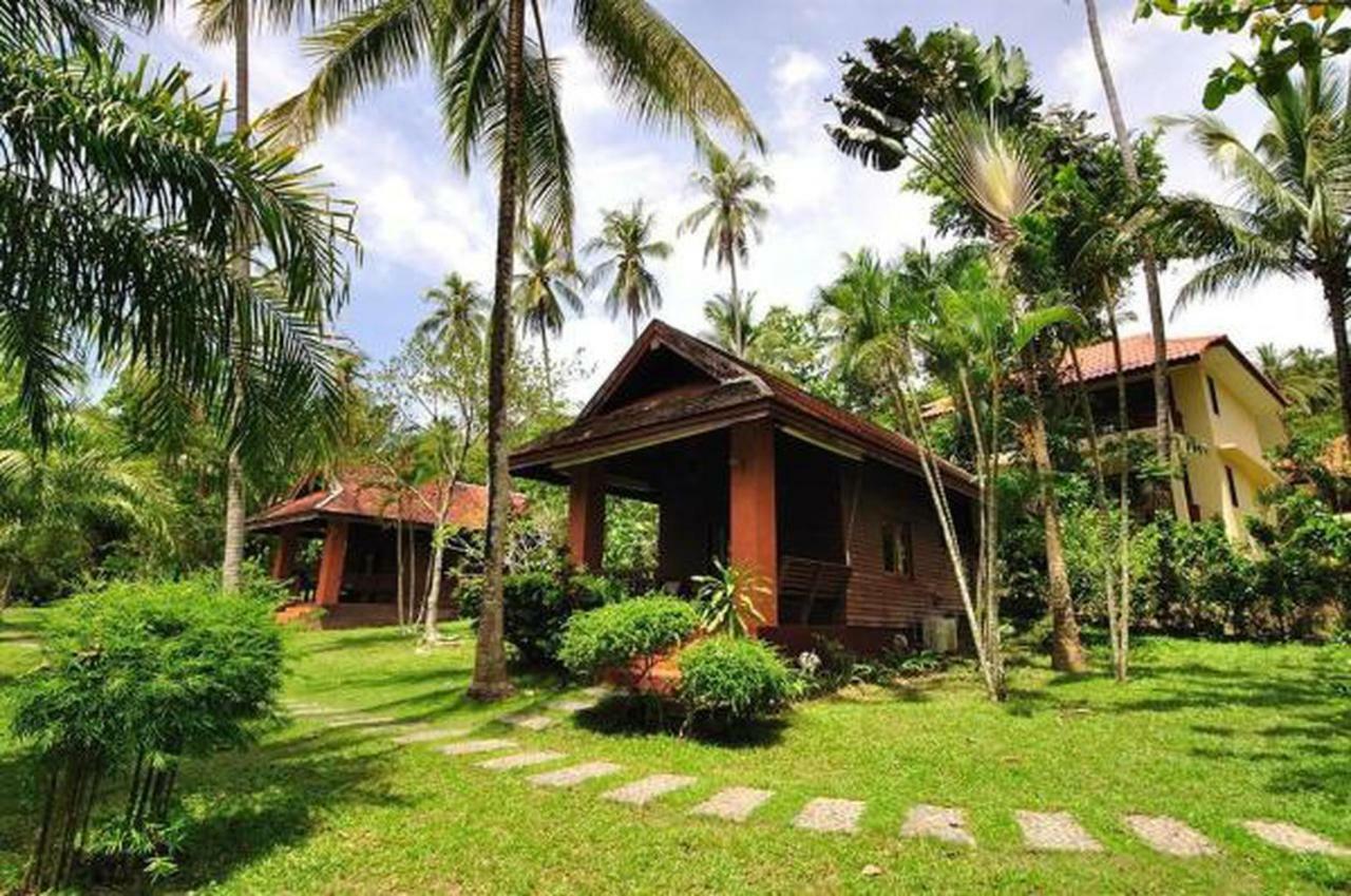 Baan Mai Beachfront Lone Island Phuket Kültér fotó