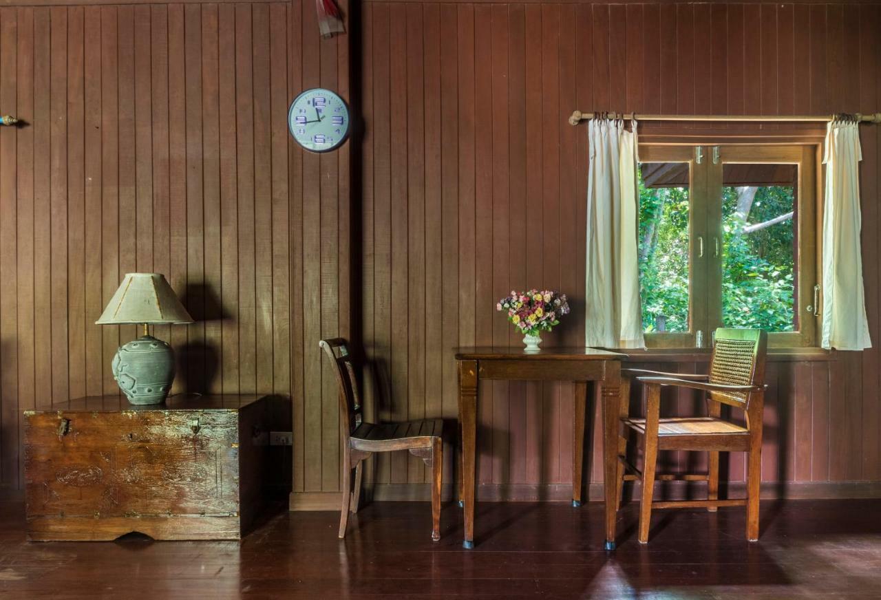 Baan Mai Beachfront Lone Island Phuket Kültér fotó