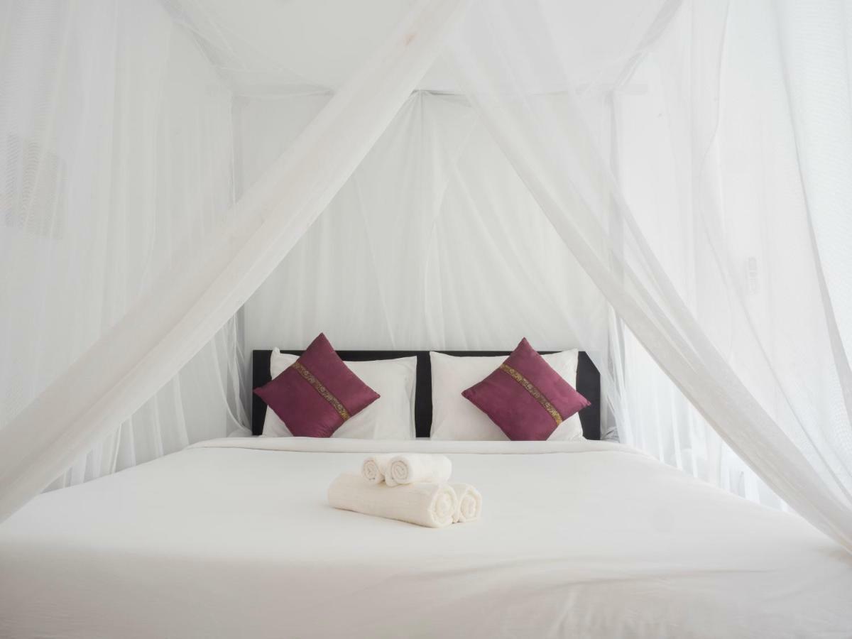 Baan Mai Beachfront Lone Island Phuket Kültér fotó