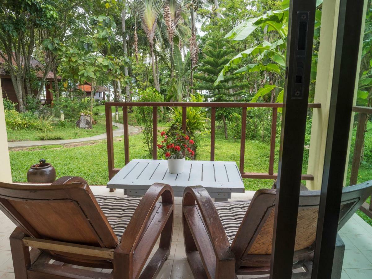 Baan Mai Beachfront Lone Island Phuket Kültér fotó