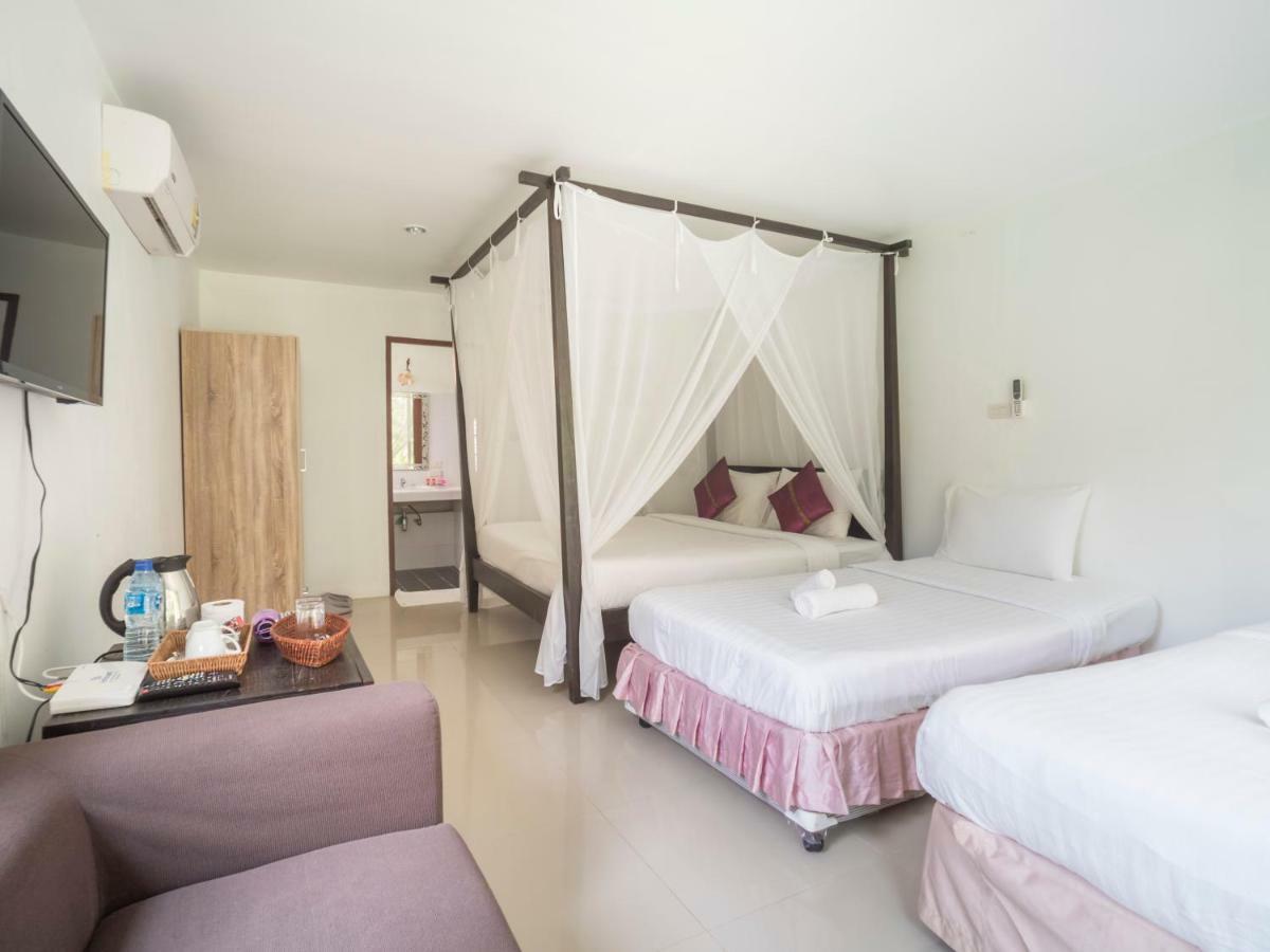 Baan Mai Beachfront Lone Island Phuket Kültér fotó