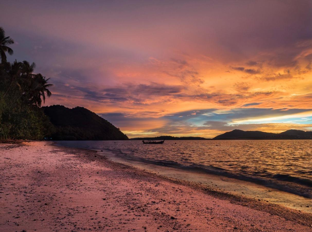 Baan Mai Beachfront Lone Island Phuket Kültér fotó