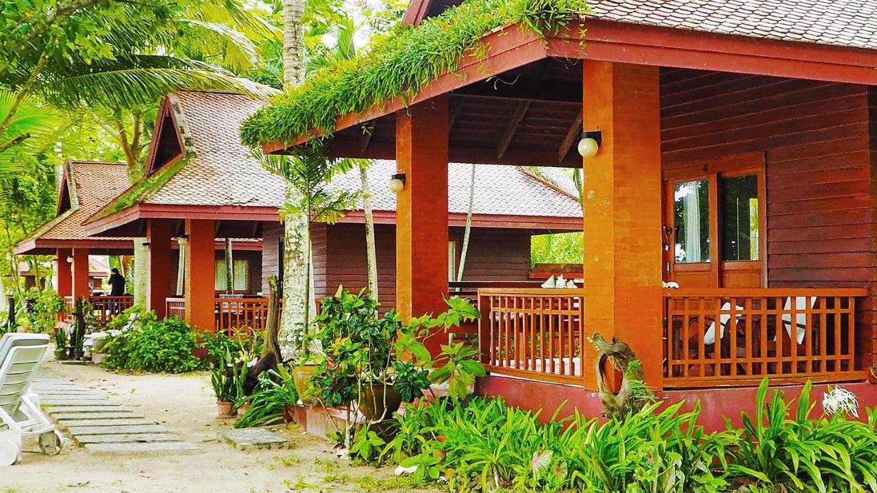 Baan Mai Beachfront Lone Island Phuket Kültér fotó