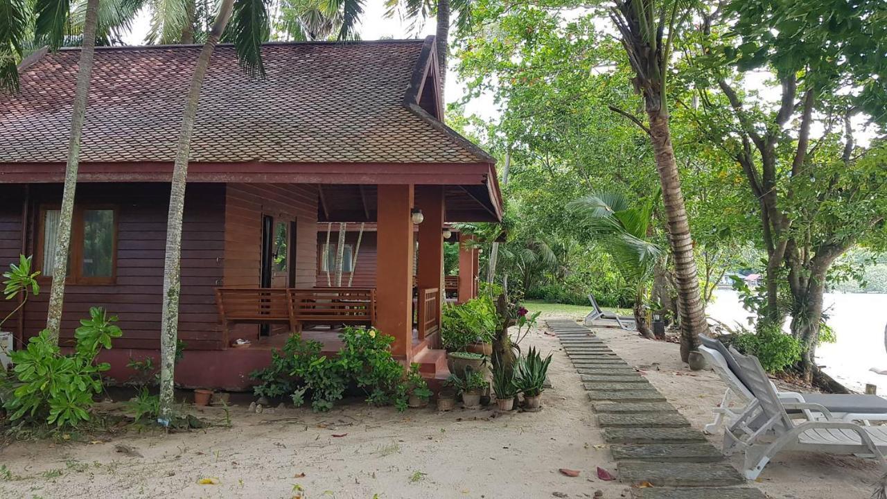 Baan Mai Beachfront Lone Island Phuket Kültér fotó